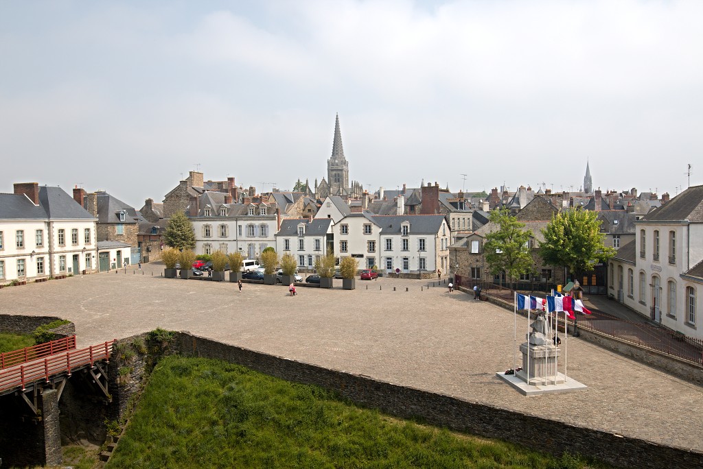 vitre bretagne frankrijk france hdr vilaine vestingstad kerk Notre-Dame olv notre dame chateau kasteel